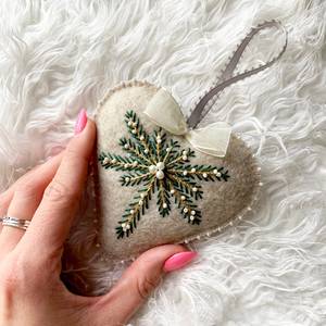 Cerceau de broderie en coton brodé à la main, motif cœur et pin, perles, durable, écologique, 15 cm, pour décoration de sapin de Noël - Product Image 4