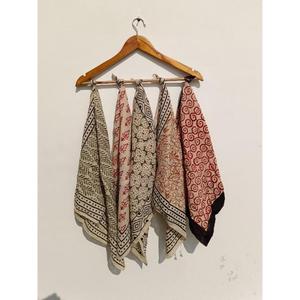 Pañuelo bandana de algodón hecho a mano en India, estampado a mano con motivos florales bohemios, cuadrado, ligero, ideal para el verano, para mujer. - Product Image 3