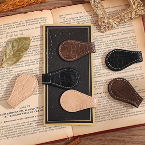Marque-page décoratif en cuir véritable en forme de feuille d'érable, accessoire pour lecteurs recherchant élégance et fonctionnalité, en vente - Product Image 2