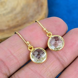 ต่างหูพลอยอเมทิสต์สีเขียวธรรมชาติทรงกลม ชุบทอง 18k บนตัวเรือนเงินแท้ 925 - Product Image 1