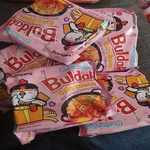 Auténticos fideos de pollo picante Samyang Buldak con un potente sabor picante y auténtica condimentación coreana. - Product Image 1