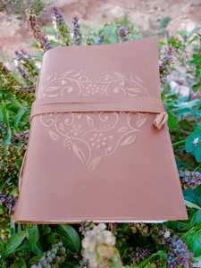 Diario de Cuero Puro Estilo Vintage Antiguo, Cuaderno de Escritura, Diario de Cuero de Búfalo con Corazón, Cuaderno de Tapa Dura Ligera - Product Image 3