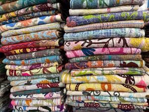 Couverture de lit indienne traditionnelle en coton Kantha Suzani, faite à la main, avec des broderies complexes. - Product Image 1