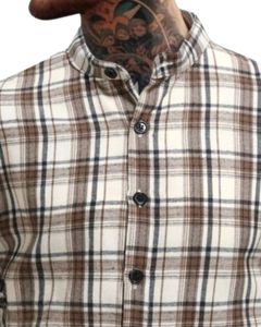 Camisa a cuadros beige y marrón para hombre, con cuello de banda, de algodón y poliéster, manga larga, con botones, para venta al por mayor, OEM, exportación. - Product Image 4