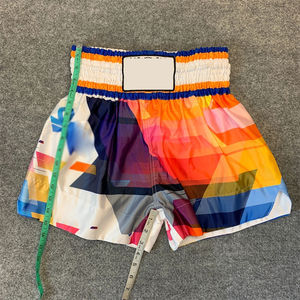 กางเกงมวยไทยผู้ชาย แข็งแรง ทนทาน ผลิตจากโพลีเอสเตอร์ 100% สำหรับฝึกซ้อม ดีไซน์ทันสมัยใหม่ล่าสุด บริการสกรีนโลโก้แบรนด์ตามสั่ง เนื้อผ้าระบายอากาศได้ดี - Product Image 3