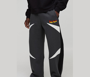 Pantalon de survêtement gris pour homme avec empiècements géométriques blancs et logo flamme sur la jambe droite, taille élastique, style décontracté - Product Image 4