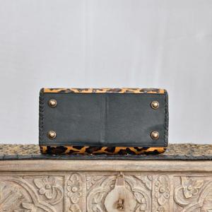 Bolso de Mano de Cuero de Lujo con Estampado de Leopardo, Asa Superior y Cierre de Cremallera - Product Image 3