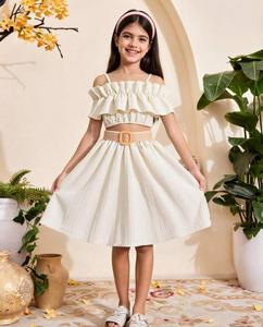 ชุดเซ็ตเสื้อครอปเปิดไหล่แต่งระบายและกระโปรงจีบสำหรับเด็กผู้หญิง - Product Image 1