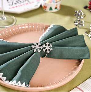 Ronds de serviette flocon de neige argentés en métal – Décoration de table de Noël élégante – Supports de serviettes pour fêtes et dîners hivernaux - Product Image 2