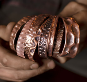 Brazalete de Cobre Puro con Diseño Geométrico Intrincado Estampado, Joyería con Grabado Exquisito - Product Image 6