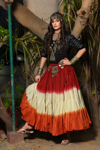 Falda Maxi Bohemia Hecha a Mano con Volantes y Tie-Dye, Degradado Rojo con Capa Intermedia Crema y Borde Naranja Oxidado - Product Image 4