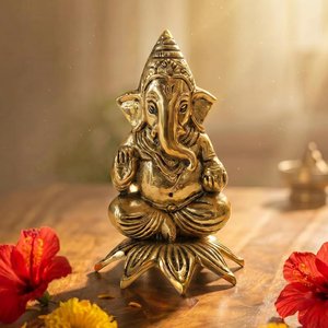 Idole traditionnelle du Dieu Ganesha en laiton pur avec base en lotus pour cadeau suspendu de Diwali - Product Image 1