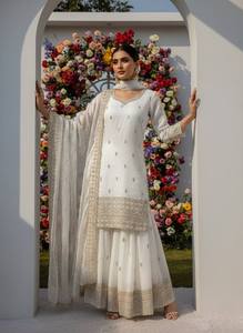 ชุดปาลาซโซผ้าไหม GMY สีขาวบริสุทธิ์ ปักลายอย่างหรูหรา พร้อมผ้าคลุมไหล่ - Product Image 2