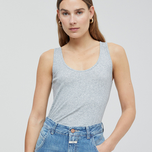 Las camisetas sin mangas premium para mujer son fabricadas por una marca privada con envíos a todo el mundo para el mercado mayorista internacional. - Product Image 3