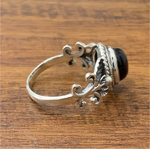 Anillo de ónix negro moderno, diseño artesanal, banda de plata 925, antideslustre, para unisex. - Product Image 3