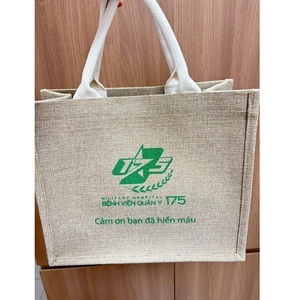 กระเป๋าผ้าปอกระเจาหูหิ้วหนัง PU ขนาด 35 x 27 x 13 ซม. ขายส่งแบบเรียบ คุณภาพสูงจากเวียดนาม แบบเปิดปิด มีหูหิ้ว หนังเทียม ใหม่ รับผลิตแบบ OEM & ODM - Product Image 2