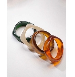 Bracelets en résine acrylique faits à la main pour femmes, bracelets de créateurs uniques - Product Image 1