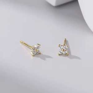 Pendientes Minimalistas con Flor de Diamantes, Oro Sólido de 10k, 14k, 18K, Clásicos, Elegantes, Delicados, Pequeños, Florales, Venta al Por Mayor - Product Image 3