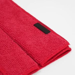 Juego de Toallas Deportivas Rojas Personalizadas 100% Algodón, Toallas Absorbentes de Sudor para Entrenamiento de Equipos de Fútbol Americano, Uso Unisex - Product Image 5