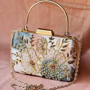 Pochette brodée à la main, prix bas, sac à main ethnique de créateur pour femme, pour mariage, soirée, par M/S SHAAD HANDICRAFTS - Product Image 1