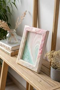 Cadre en résine fait main avec fleurs pressées pour une présentation élégante sur table et étagère - Product Image 2