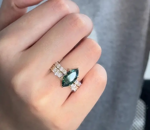 Nouvelle conception, bague de fiançailles en argent 925 avec moissanite verte de 3 carats, taille marquise, pierres latérales, et alliance de 2,5 carats plaquée or. - Product Image 1