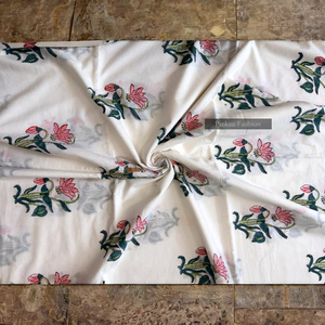 Tissu 100% coton imprimé à la main, base blanche, imprimé fleurs de lys roses, tissu en coton doux pour vêtements et artisanat féminins - Product Image 1