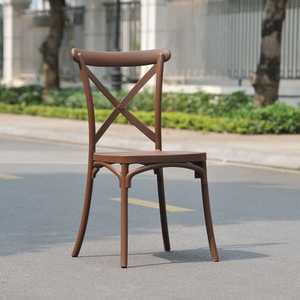 Chaise en plastique moulé de couleur marron, style X-Back, une chaise confortable et fiable pour des expériences culinaires. - Product Image 1