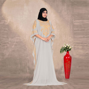 Caftán Modesto de Chifón Bordado para Eid y Ramadán, Vestido Diario Largo hasta el Suelo con Mangas de Diseño y Silueta Ligera Drapeada - Product Image 3