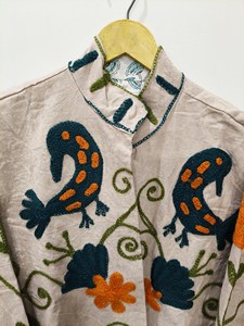 Chaqueta étnica blanca bordada Suzani con diseño floral y de pájaros, manga larga, cuello alto, ropa de abrigo de invierno para mujer - Product Image 4