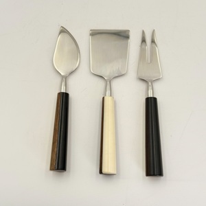 Juego de 3 Cuchillos para Queso con Mango de Resina Multicolor para Uso en Mesa, Hogar y Restaurante, con Acabado Pulido Espejo al Precio Más Bajo - Product Image 1