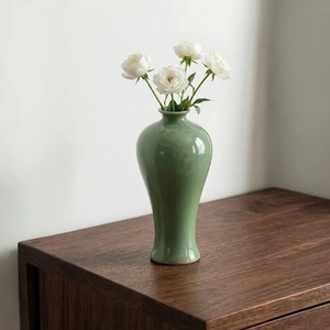 Jarrón de Cerámica Artesanal con Acabado Verde Brillante, Forma Curva Elegante, Perfecto para Decoración Minimalista de Estantes y Arreglos Florales - Product Image 1