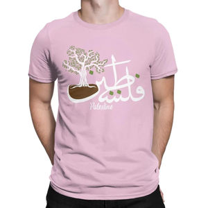 Camiseta de Algodón para Hombre con Diseño de Árbol en Caligrafía Árabe Palestina, Color Rosa, Cuello Redondo, Manga Corta, Corte Regular, Tejido Jersey - Product Image 1