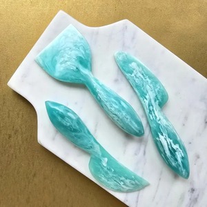 Ensemble de couteaux à fromage en résine, texture marbrée, motif tourbillon aquatique, couleur personnalisée, finition mate, haute qualité, passe au lave-vaisselle, compatible micro-ondes - Product Image 4