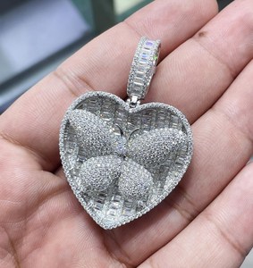 Pendentif en forme de cœur et de papillon, alliage plaqué rhodium, cristal, strass, micro-incrustation, charme thématique, unisexe, bijoux romantiques à la mode - Product Image 2