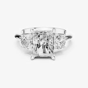 Anillo de Compromiso de Oro Amarillo de 9K con Diamante Cultivado en Laboratorio de Corte Radiante de 2.50CT y Tres Piedras Laterales Redondas, Venta al Por Mayor - Product Image 1