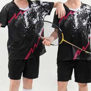 Camiseta de Tenis Negra con Cuello en V para Hombre, con Estampado de Rayos Rojos, Absorbente de Humedad, Manga Corta, Fabricación Premium en Pakistán - Product Image 5