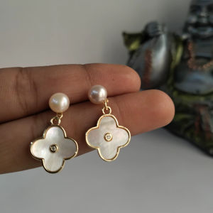 Boucles d'oreilles clous en perles d'eau douce, bijoux en nacre en forme de fleur, plaqué or, vente en gros, fabricant, fournisseur en vrac - Product Image 5