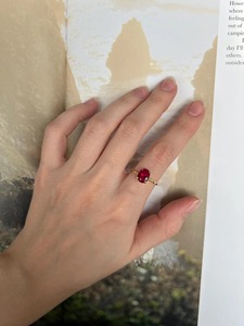 แหวนหมั้นเมห์ราจูดิน เจมส์ C339 ทับทิมทรงรี ตัวเรือนเงินชุบทอง 14K ประดับแบบฮาโล สไตล์โบฮีเมียน คริสเตียน ฝังเพชรทรงกรงเล็บ ประดับมุกน้ำจืด - Product Image 2