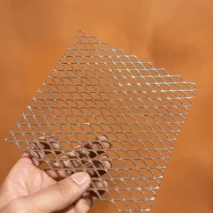 Rollo de Malla Metálica Perforada con Orificios de Diamante Galvanizada de Alta Resistencia para Cercas de Seguridad Industrial y Pantallas de Protección - Product Image 1
