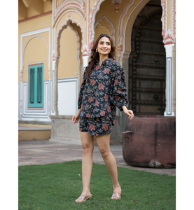 Ensemble trois pièces décontracté et tendance en rayonne à imprimé floral bleu foncé, avec chemise à manches retroussées, short et crop top, tenue de détente - Product Image 4