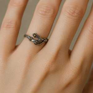 Exquisito Anillo de Compromiso de Lujo con Tres Ramas de Plata, Coral Rojo y Perla de Agua Dulce, Diseño Elegante Inspirado en la Naturaleza, Perfecto - Product Image 4