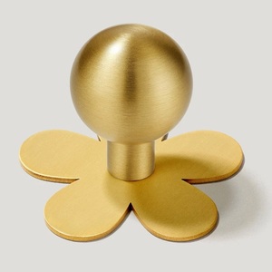 Poignée de meuble classique en laiton en forme de fleur, universelle et durable, pour tiroir de cuisine, design contemporain - Product Image 1
