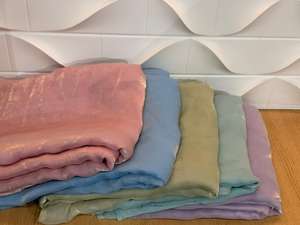 Tela Satén 100% Nylon 6 Ecológica con Brillo Intenso, Tejido Liso Teñido para Verano - Product Image 3