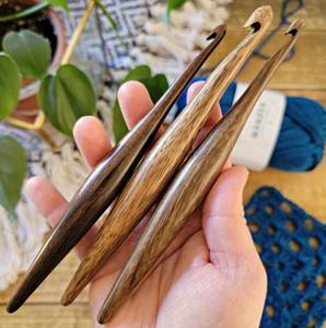 Crochet en bambou naturel durable, léger et robuste, idéal pour les professionnels, les amateurs et les détaillants. - Product Image 2