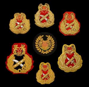 Écussons brodés sur mesure de luxe en fil de bullion, à coudre, motif croix rouge et or, forme irrégulière, résistants à l'eau, qualité supérieure - Product Image 1