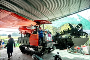 Moissonneuse-batteuse sur chenilles diesel 120 CV DC-120X pour riz, grande capacité, largeur de travail 3000 mm, haute performance - Product Image 5