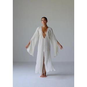 Vestido largo bohemio blanco para mujer con cuello en V profundo, manga tipo kimono, abertura lateral, ideal para la playa o resort de verano. - Product Image 2