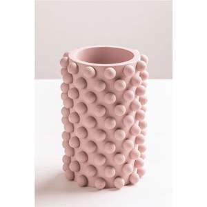 Vase en métal texturé rose moderne, fait main, clouté, pour la décoration intérieure, vase décoratif de luxe en fer, centre de table de mariage - Product Image 1