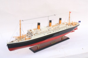 Modèle de paquebot en bois fait main RMS Majestic - Maquette de bateau à vapeur vintage White Star Line pour la décoration de la maison ou du bureau - Product Image 3